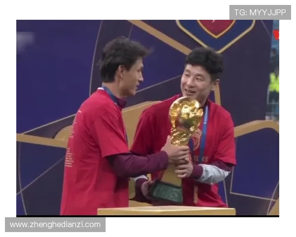 海港外援庆祝中超三连冠激情舞动更衣室尽显喜悦气氛